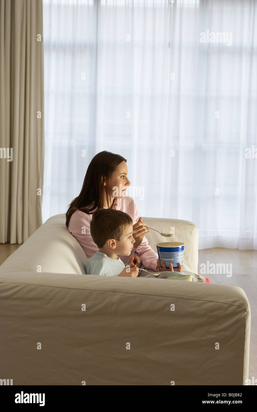 мама наблюдает сыну. мать с ребенком. родители и дети. воспитание ребенка. общение детей.