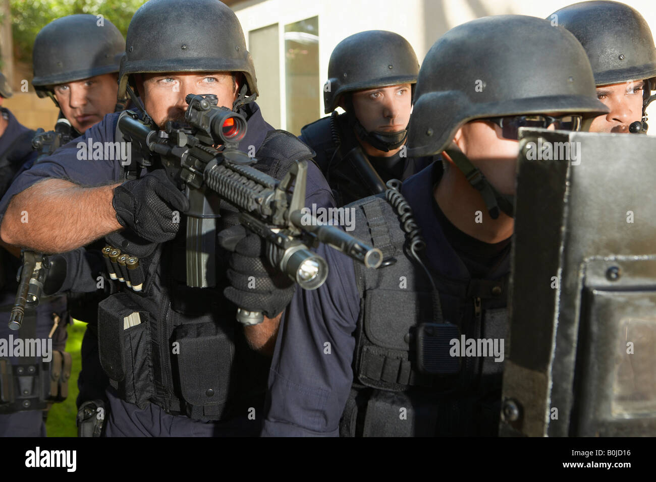 Swat Officers Aiming Guns Stock Photo - Alamy