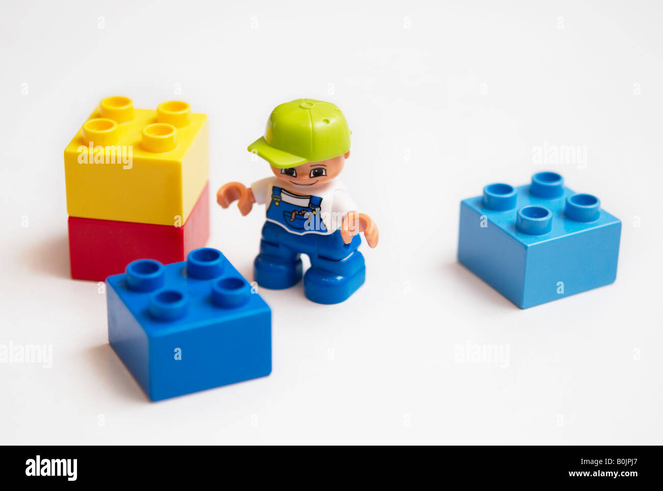 LEGO Duplo Blocks Sur Une Plaque De Base Verte Photo stock éditorial -  Image du éditorial, bloc: 45527263