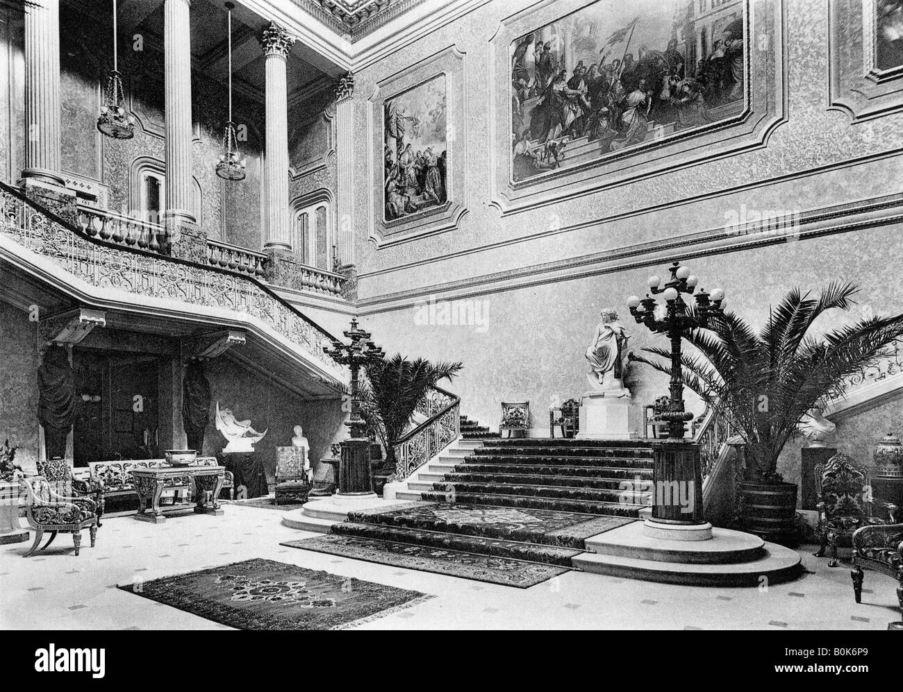 The great hall, Stafford House, 1908.Artist: Bedford Lemere and Company Stock Photo