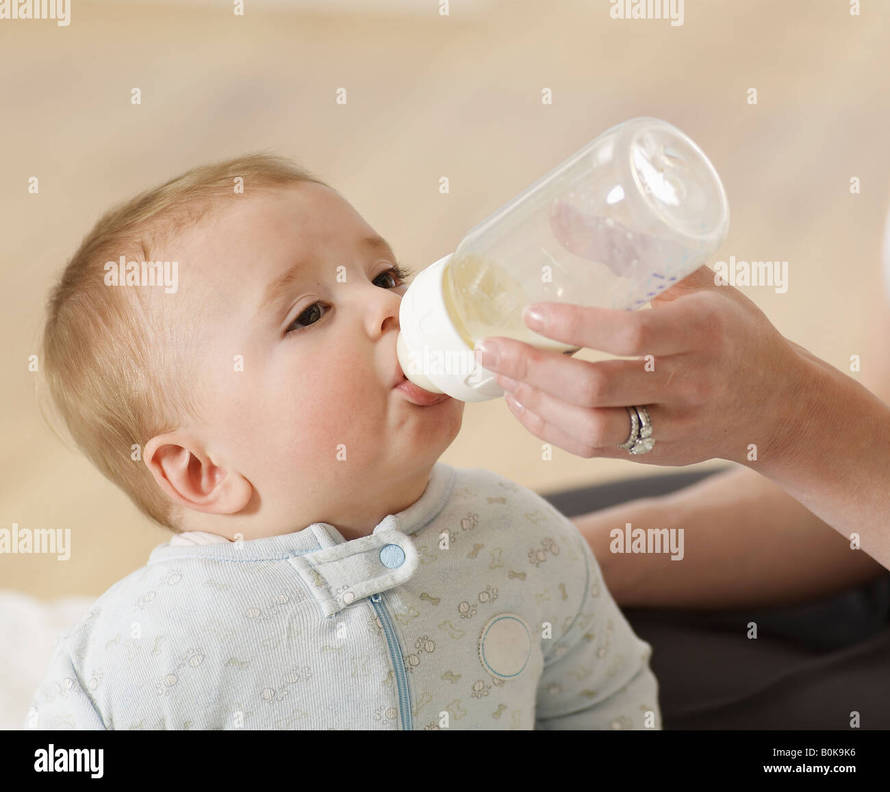 Можно ли кормящей красить. Baby with Bottle. Искусственное кормление человека. Baby Drink Milk. Докорм ребенка картинка.