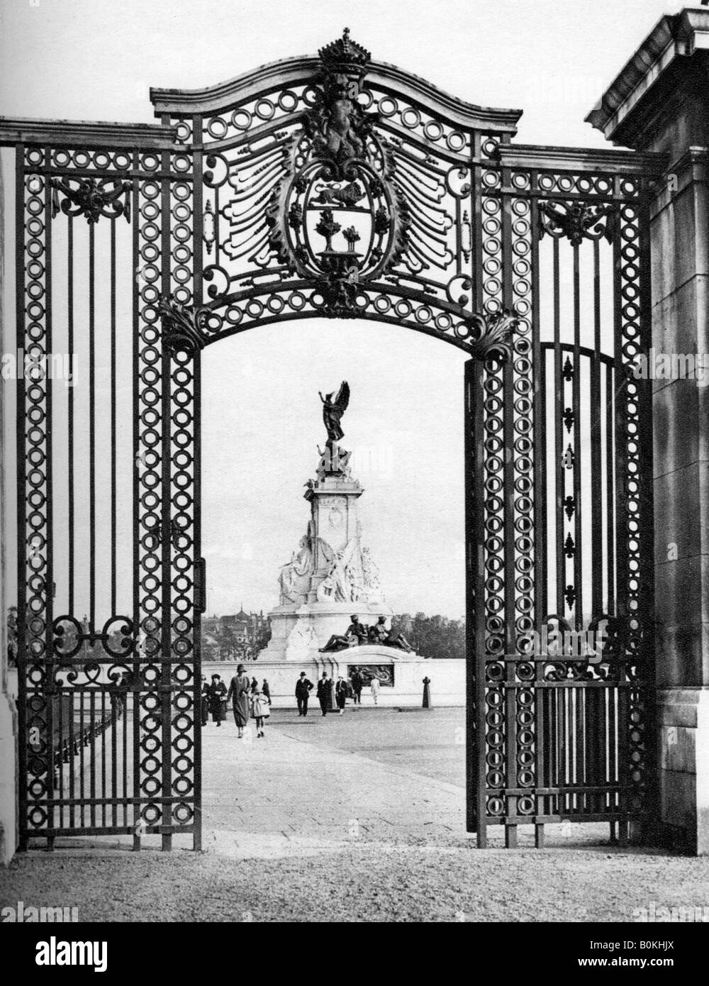 Wought-iron gates, Buckingham Palace, London, 1926-1927.Artist: McLeish Stock Photo