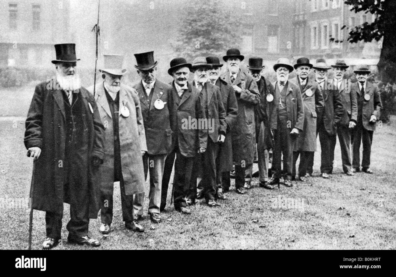 A row of old 'cabbies', London, 1926-1927. Artist: Unknown Stock Photo