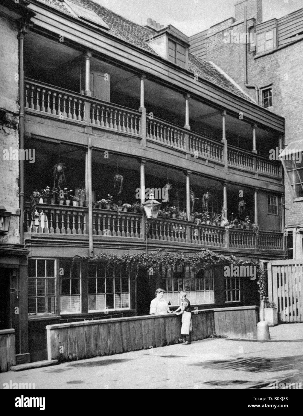 The 'George', 17th century inn, Southwark, London, 1926-1927. Artist: McLeish Stock Photo