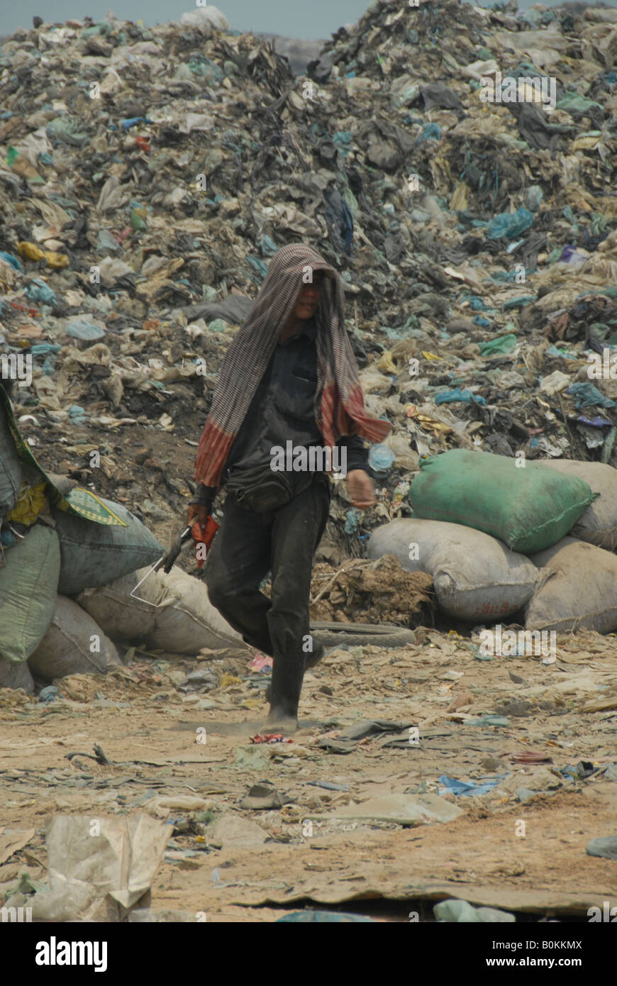 garbage picker at rubbish site, phnom penh,cambodia Stock Photo Alamy