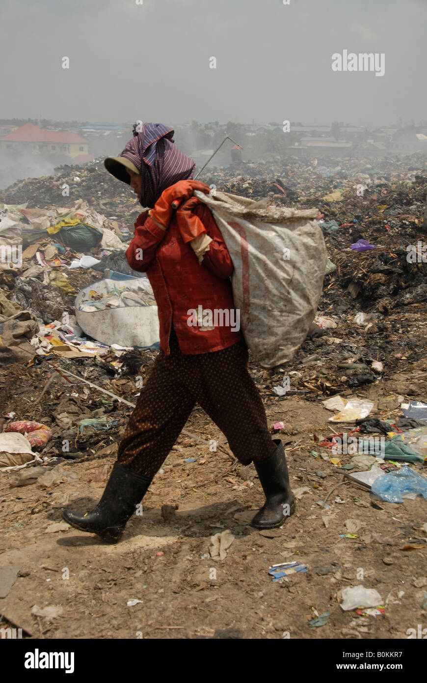 khmer lady working at dumpsite in phnom penh(steung mean chey ,smokey mountain,  phnom penh ,cambodia) Stock Photo