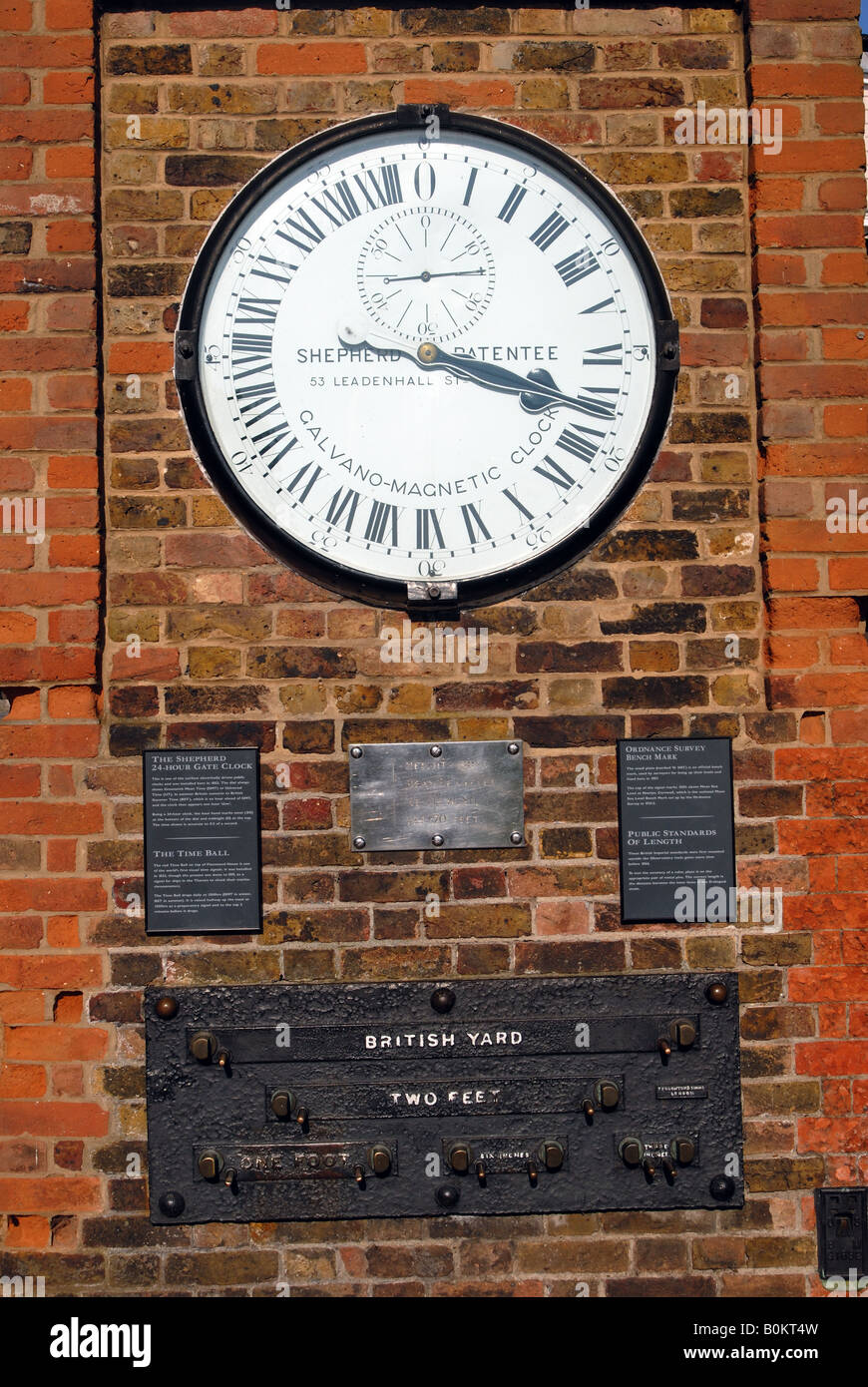 clock-showing-gmt-at-royal-observatory-in-greenwich-london-uk-stock