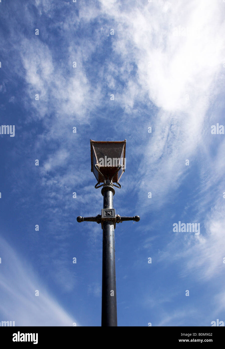 Black lamp post hi-res stock photography and images - Alamy