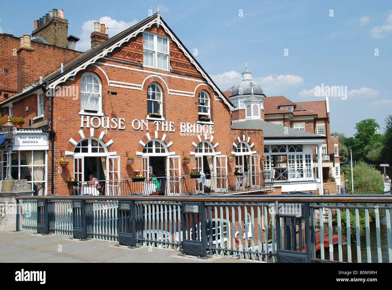 House on the Bridge Restaurant beside the River Thames, Eton Berkshire Stock Photo