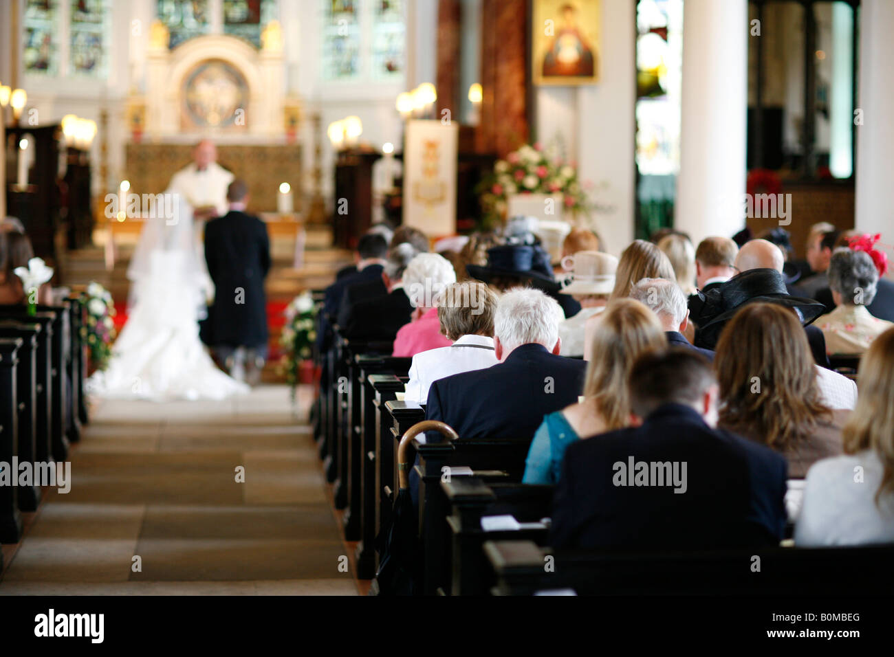 Bride and groom guests church hi-res stock photography and images - Alamy