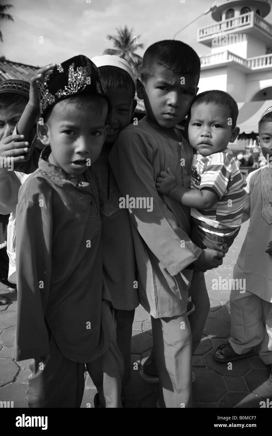 children at mosque hua thanon village koh samui thailand Stock Photo