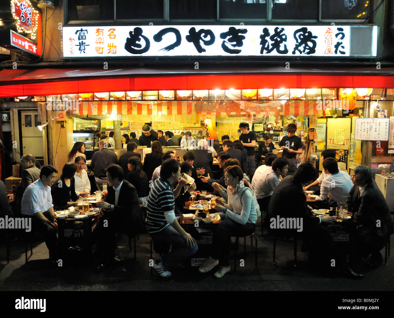 Busy restaurant below railway tracks at Ginza in central Tokyo 2008 Stock Photo