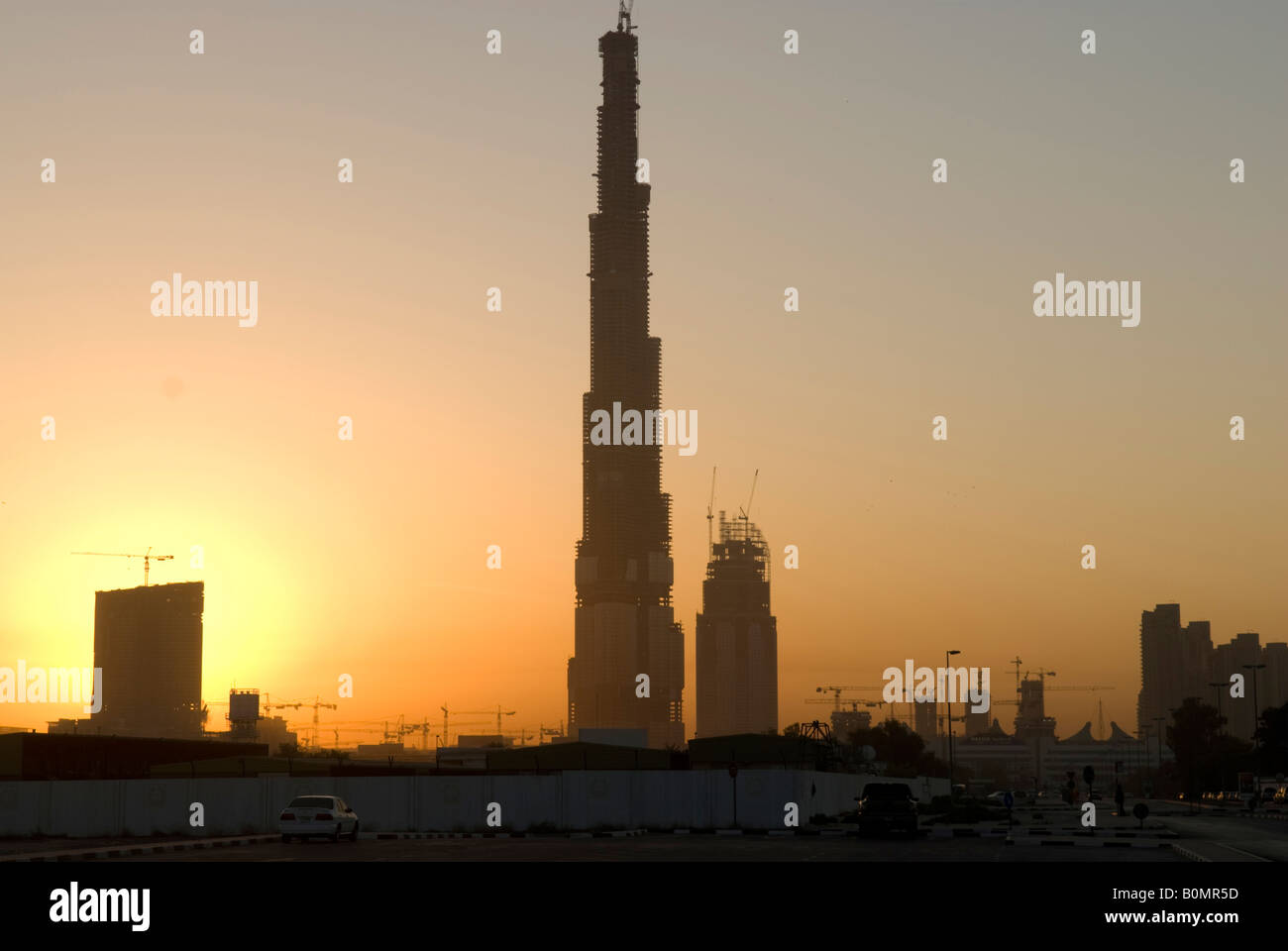 The Burj Dubai tower La tour Burj Dubai en construction Stock Photo
