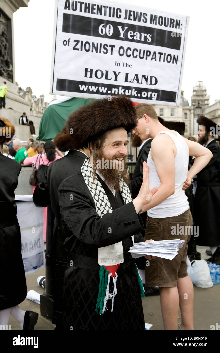 Jews Demonstrating Orthodox Jews Demonstrating In Favour Of The Palestinians At The Free ...