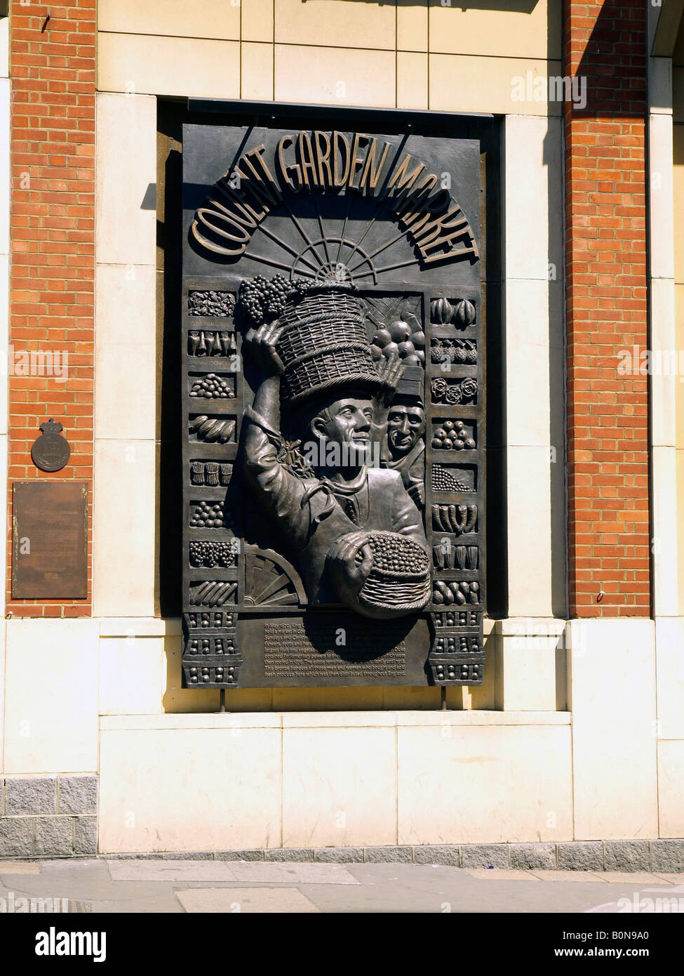 Bronze plaque depicting workers at the old fruit and vegetable market at Covent Garden Stock Photo