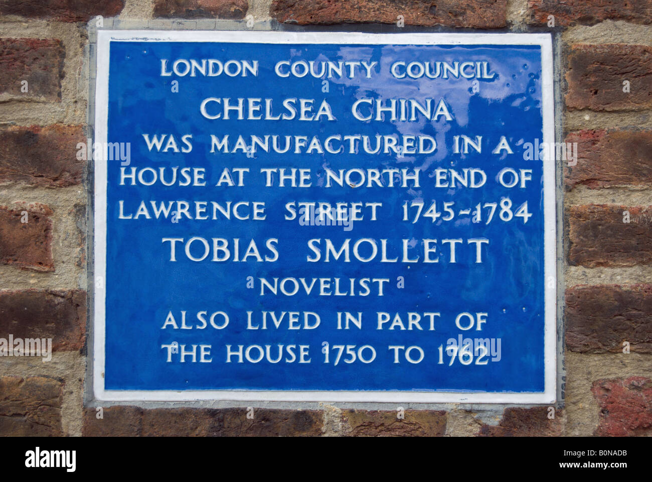 london blue plaque marking a former home of novelist tobias smollett and a place of the manufacture of chelsea china Stock Photo