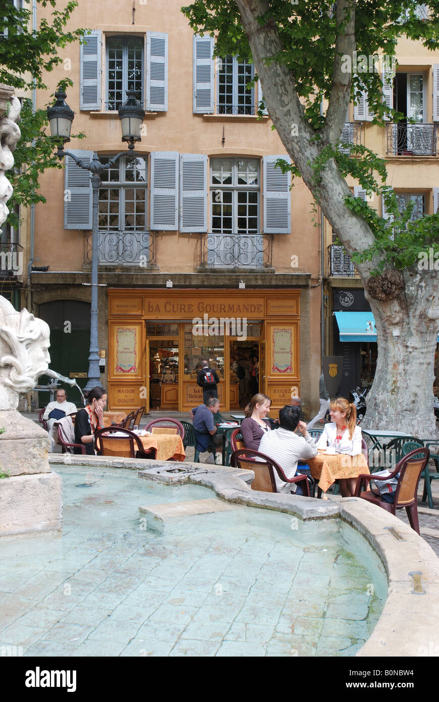 Town square cafe fountain hi-res stock photography and images - Alamy