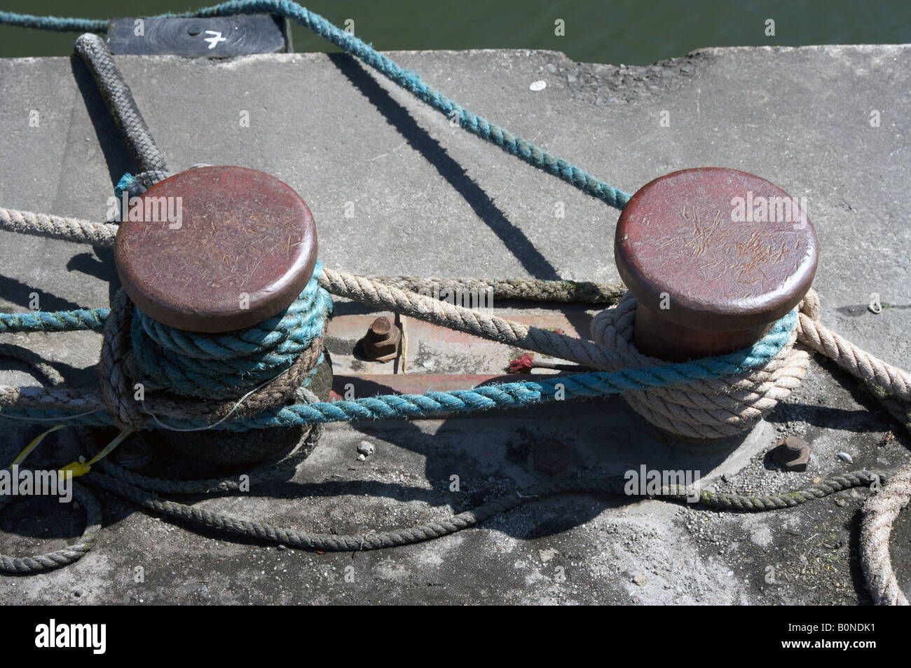 Ropes and knots on a quayside boat mooring Stock Photo Alamy