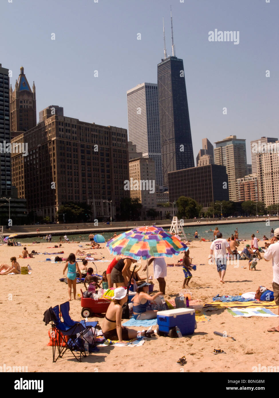 Chicago's 12th Street Beach, a narrow strip of beach just south of the  city's Museum Campus provides relief from summer heat. Chicago, Illinois,  USA Stock Photo - Alamy