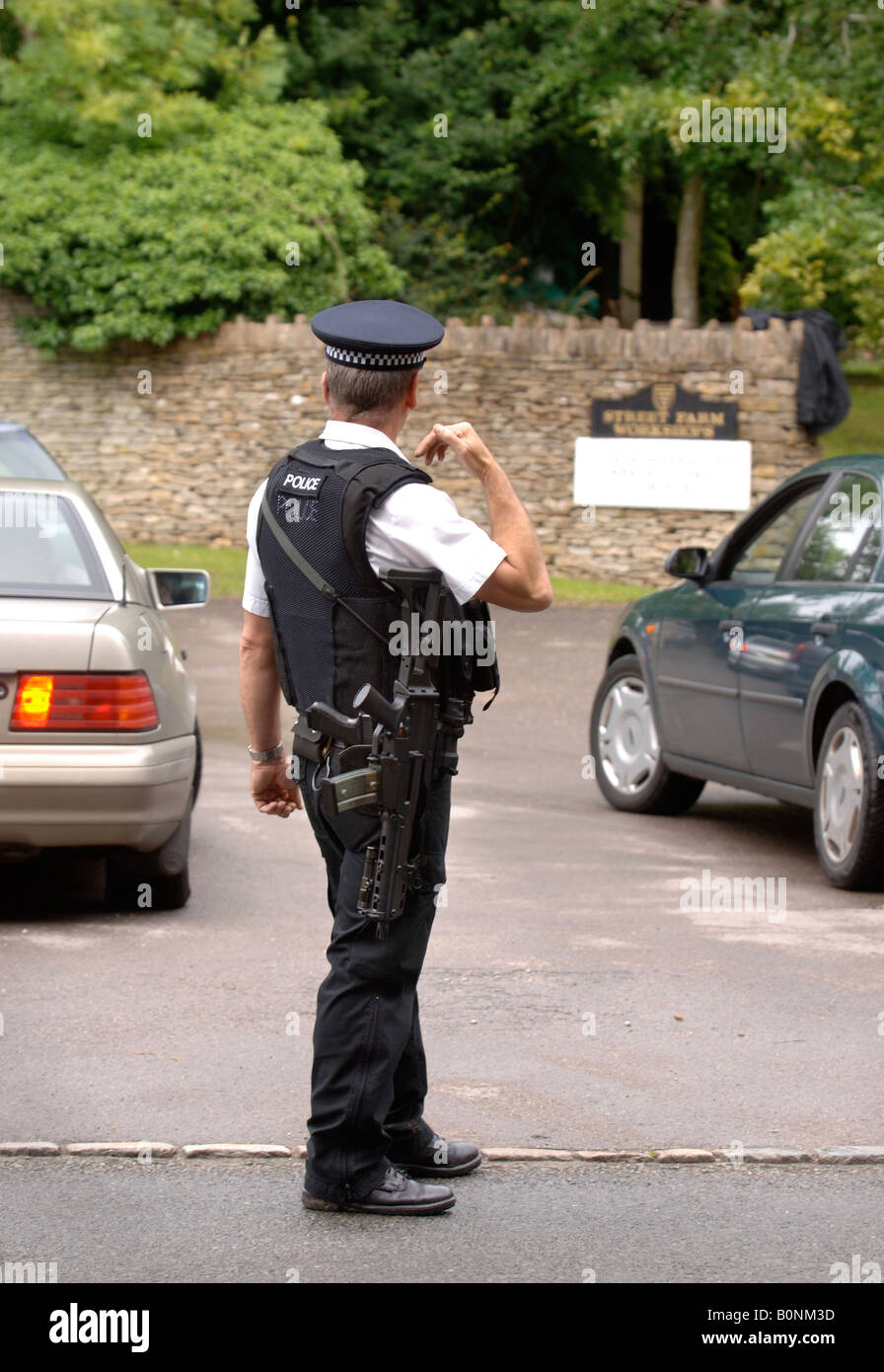 ARMED POLICE CHECK VISITORS TO HIGHGROVE THE GLOUCESTERSHIRE HOME OF PRINCE CHARLES JULY 2007 Stock Photo