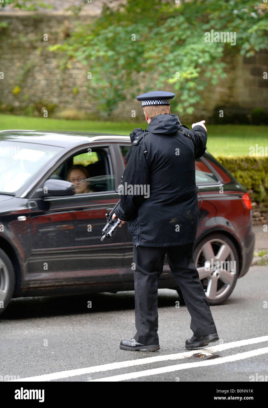 ARMED POLICE CHECK VISITORS TO HIGHGROVE THE GLOUCESTERSHIRE HOME OF PRINCE CHARLES JULY 2007 Stock Photo