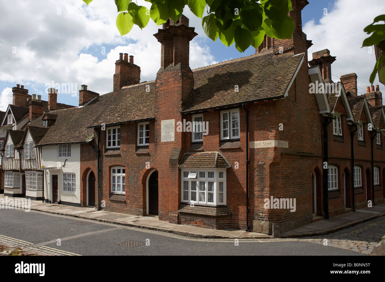 ALMS HOUSES AND COTTAGES ON CHURCH STREET AYLESBURY BUCKINGHAMSHIRE ENGLAND Stock Photo