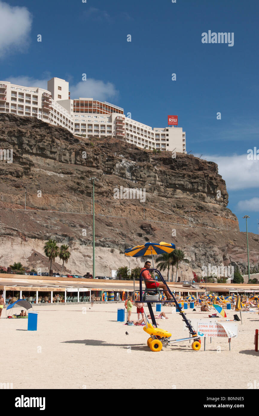 Hotel Riu Vistamar Amadores above Playa de los Amadores near Puerto Rico on  Gran Canaria Stock Photo - Alamy