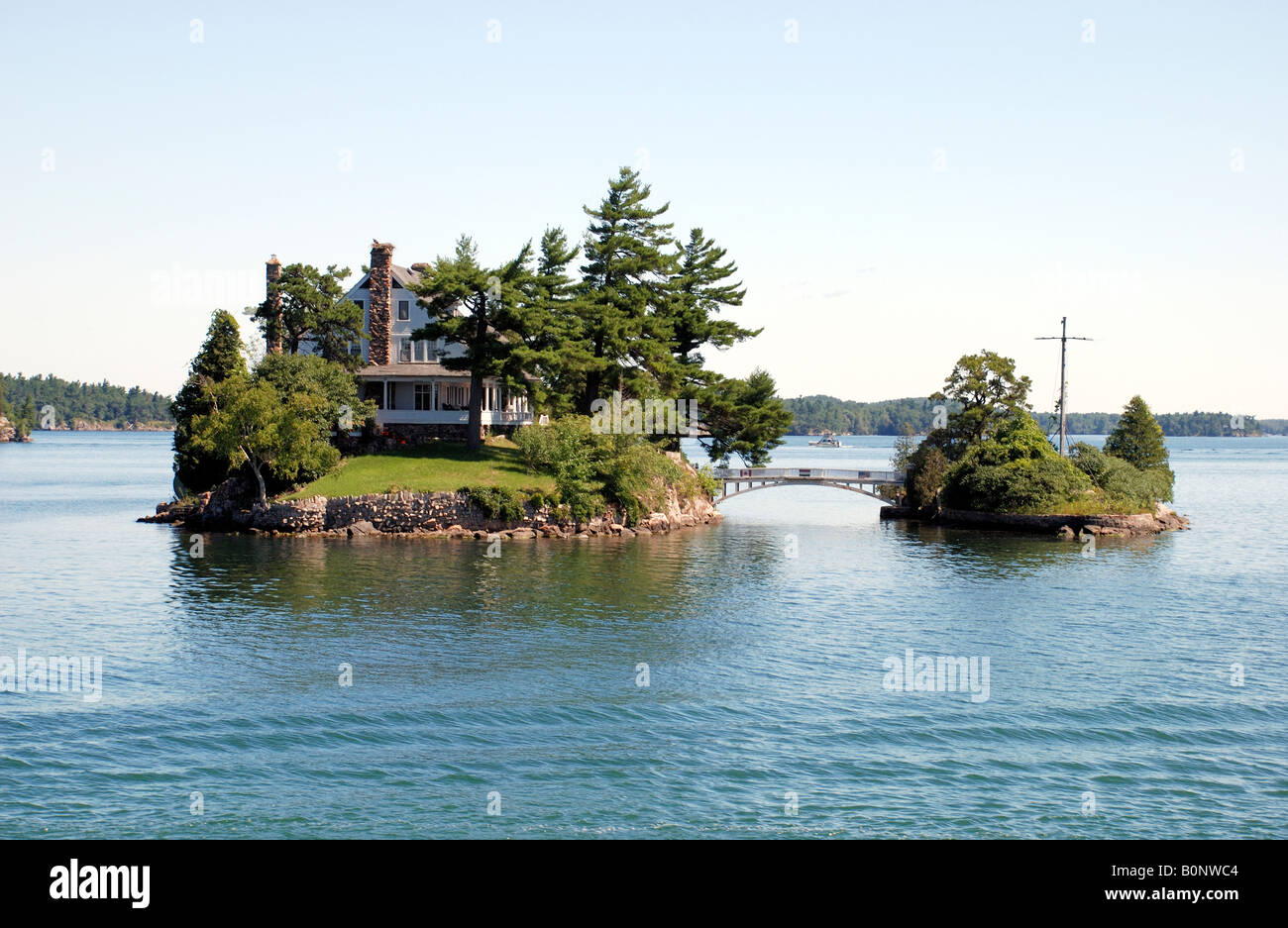 thousand islands cabin half in canada,half in america Stock Photo Alamy