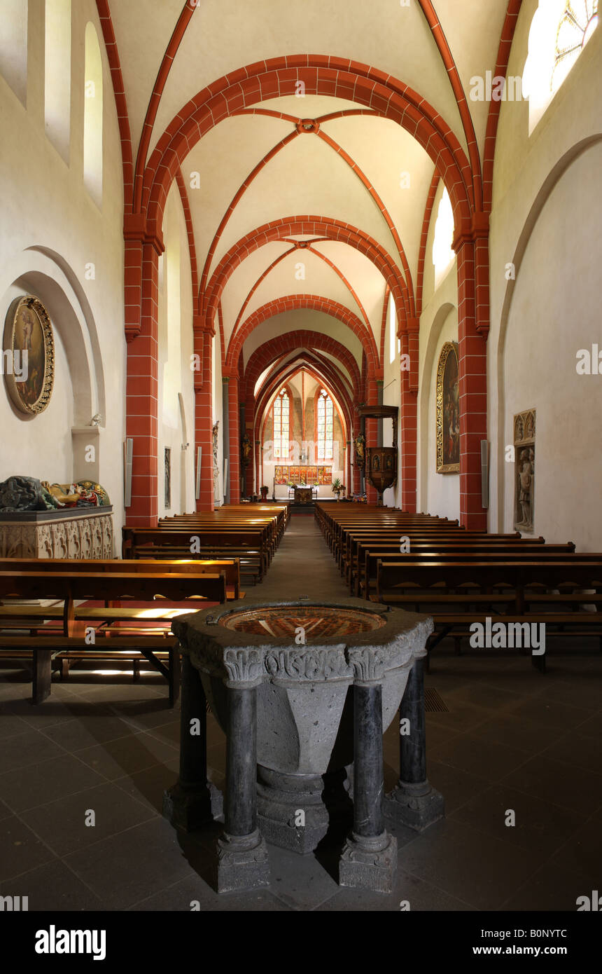 Bendorf-Sayn, Abteikirche im Ortsteil Sayn, Blick nach Osten mit romanischem Taufbecken Stock Photo