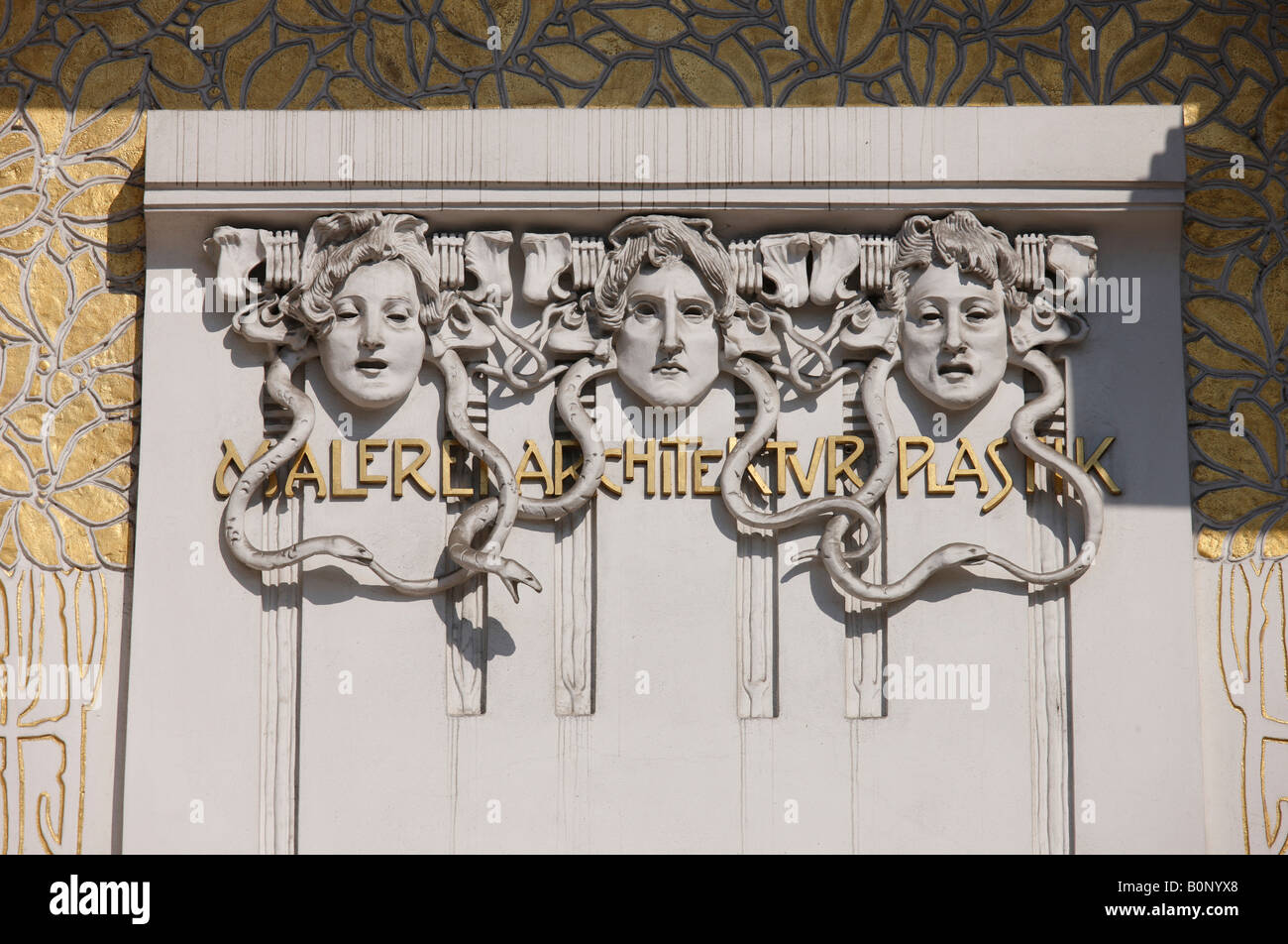 Wien, Sezession, Ausstellungsgebäude von Joseph Maria Olbrich 1897-1898, 'Detail Eingangsseite ''Malerei Architektur Plastik''' Stock Photo