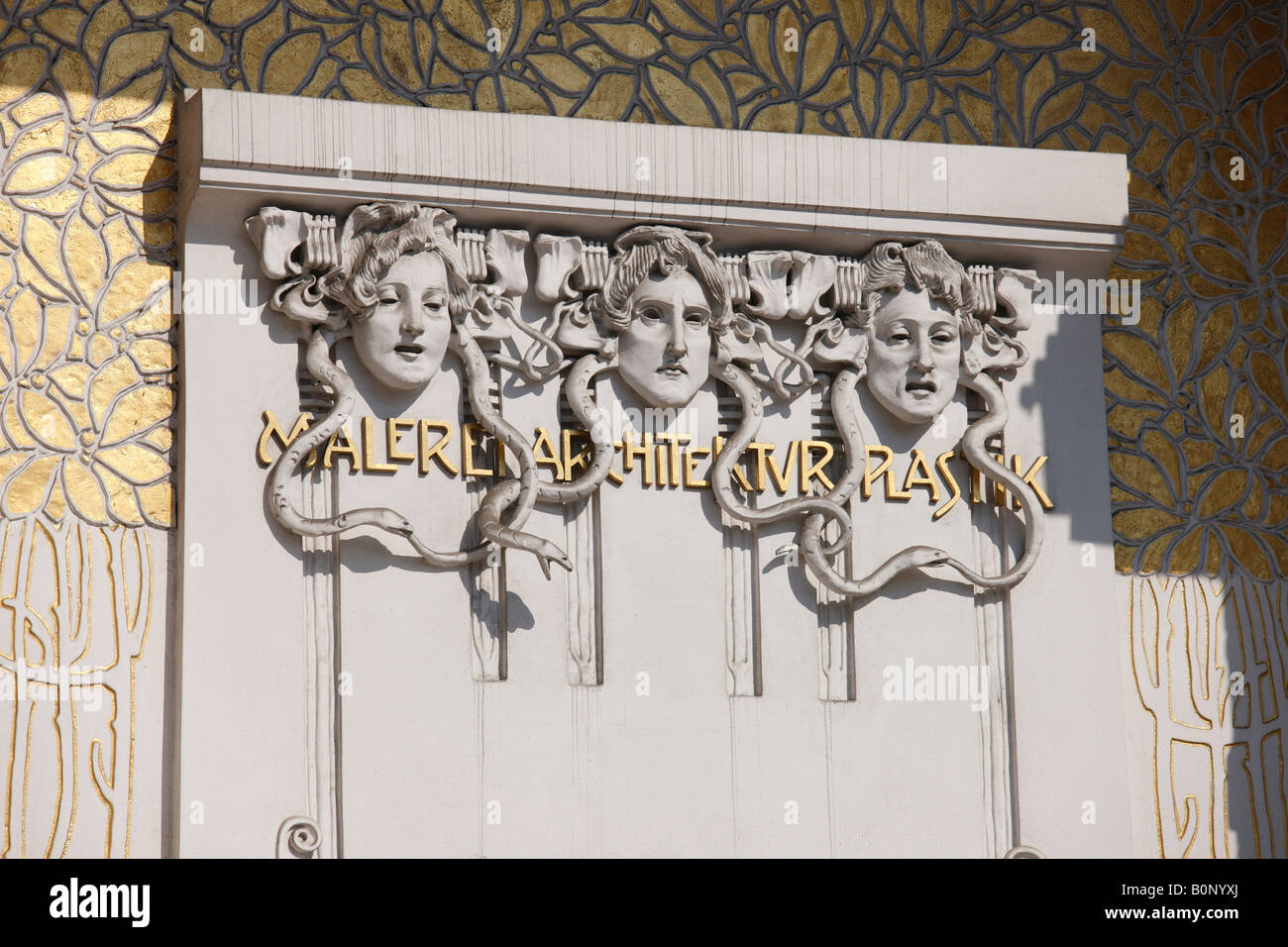 Wien, Sezession, Ausstellungsgebäude von Joseph Maria Olbrich 1897-1898, 'Detail Eingangsseite ''Malerei Architektur Plastik''' Stock Photo