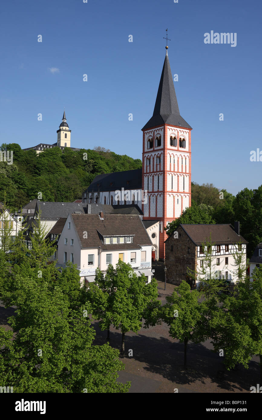 Siegburg, Stadtpfarrkirche St. Servatius, im Hintergrund der Michaelsberg mit der Benediktinerabtei St. Michael Stock Photo