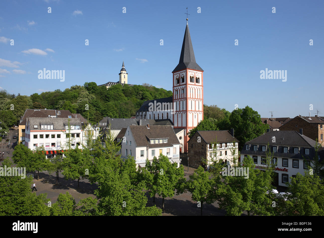 Siegburg, Stadtpfarrkirche St. Servatius, im Hintergrund der Michaelsberg mit der Benediktinerabtei St. Michael Stock Photo