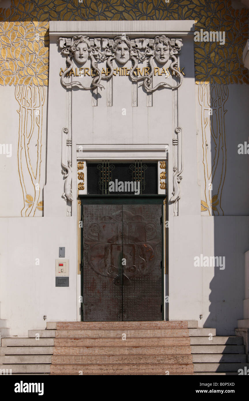 Wien, Sezession, Ausstellungsgebäude von Joseph Maria Olbrich 1897-1898, 'Detail Eingang ''Malerei Architektur Plastik''' Stock Photo