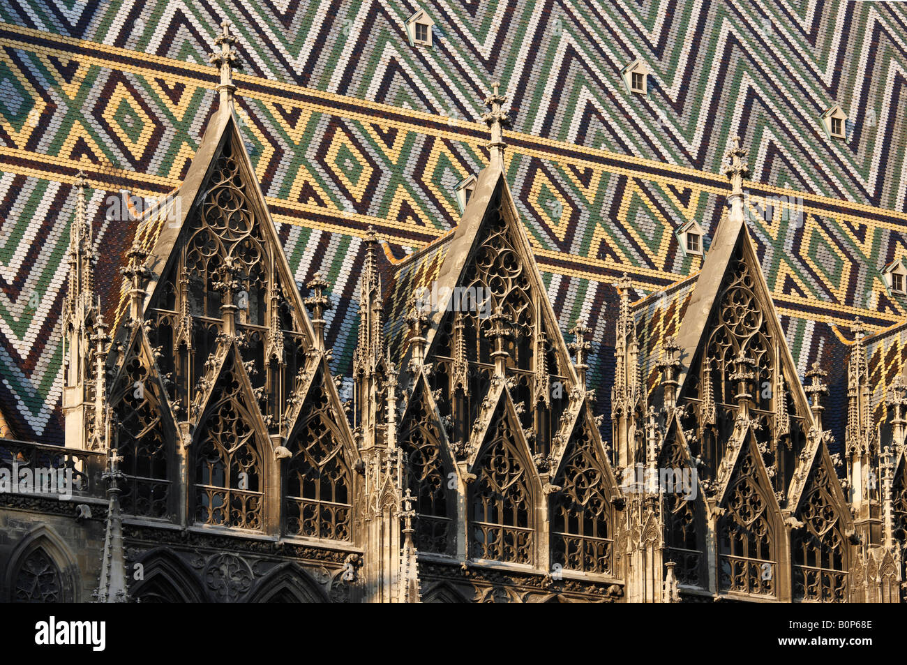 Wien, Stephansdom, Wimperge und Farbige Dachziegel auf der Südseite Stock Photo