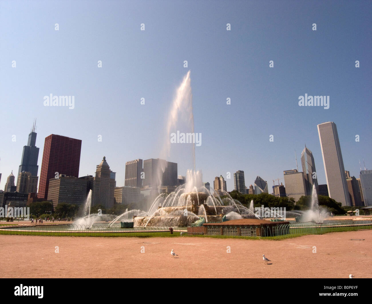 GRANT PARK, BUCKINGHAM FOUNTAIN, CHICAGO SKYLINE USA Stock Photo - Alamy