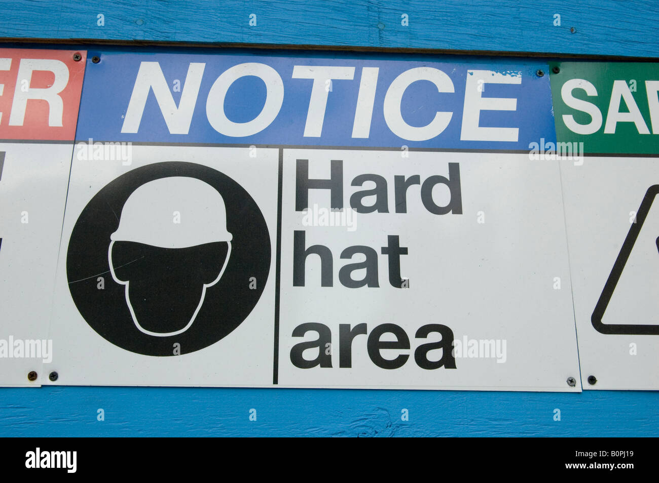 Safety reminder sign at a construction site in New York Stock Photo