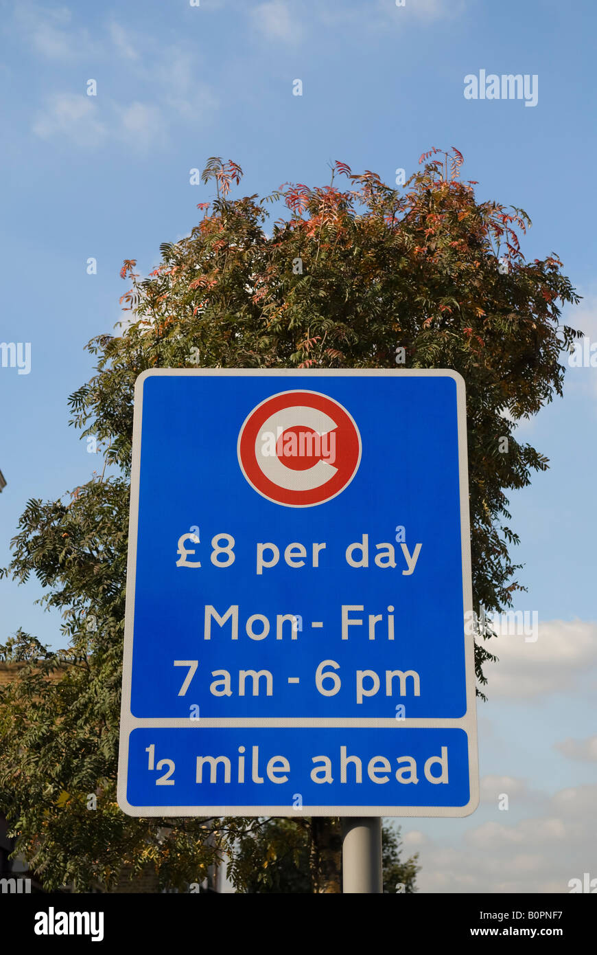 Sign indicating the beginning of the Congestion Charge Zone in London. £8 per day Mon - Fri 7am - 6pm ½ mile ahead Stock Photo