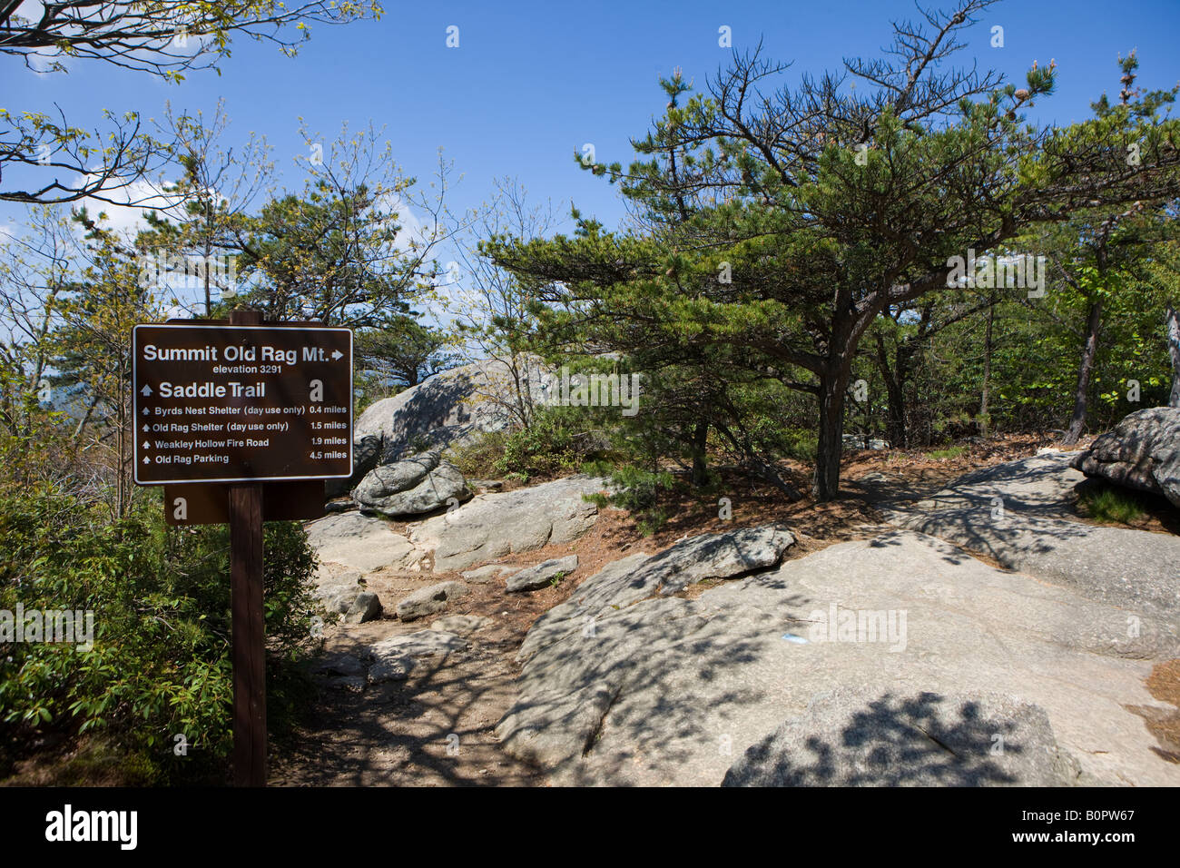 A sign at the end of the Ridge Trail directing hikers to the summit of Old Rag Mountain Shenandoah National Park Virginia, USA Stock Photo