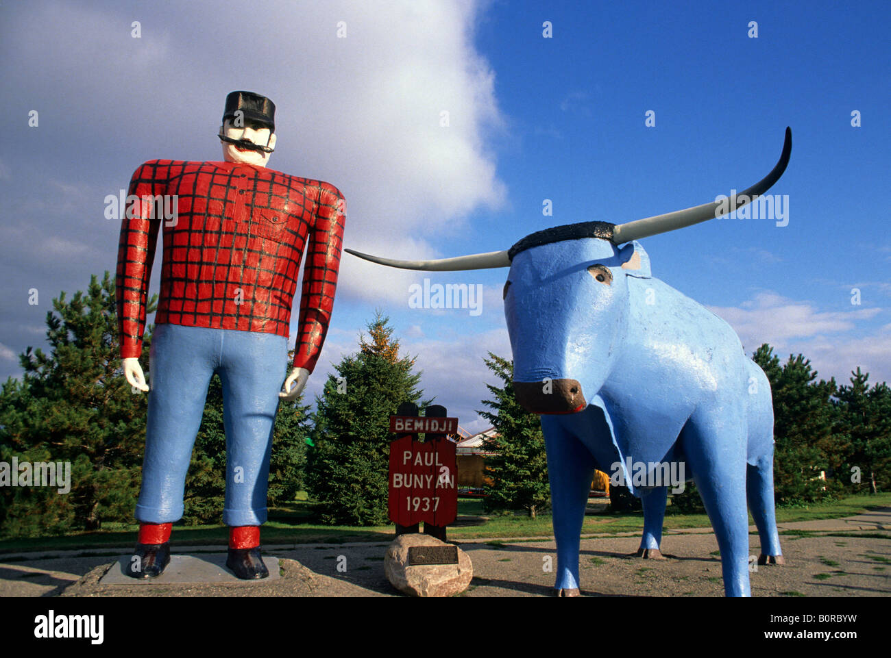 PAUL BUNYAN AND BABE, THE BLUE OX, AT THE PAUL BUNYAN CENTER, BRAINERD, NORTHERN MINNESOTA. SUMMER. Stock Photo