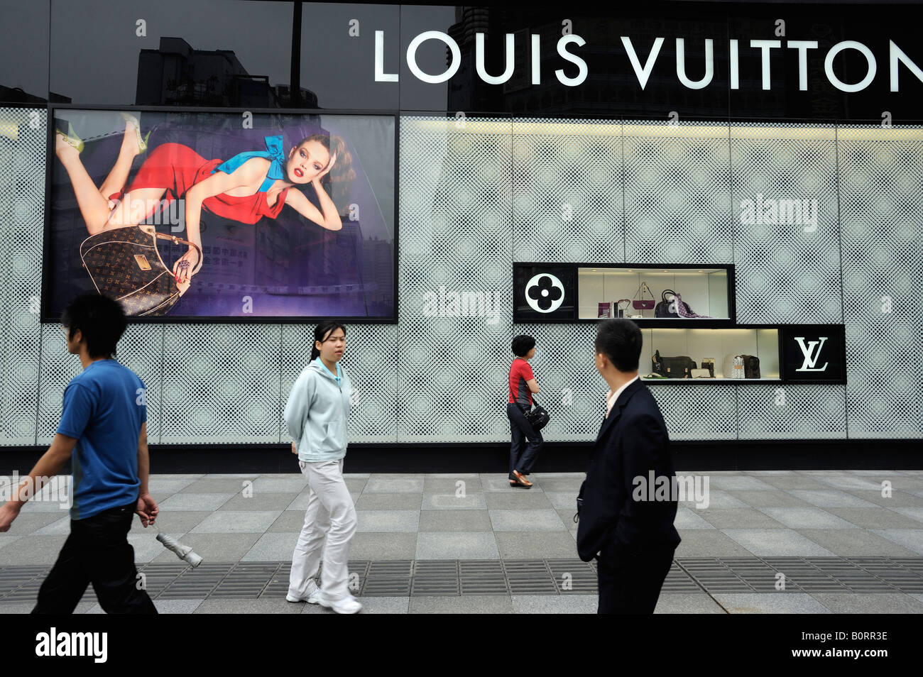 People walk past a LOUIS VUITTON store in Chengdu, Sichuan, China. 21-May-2008 Stock Photo