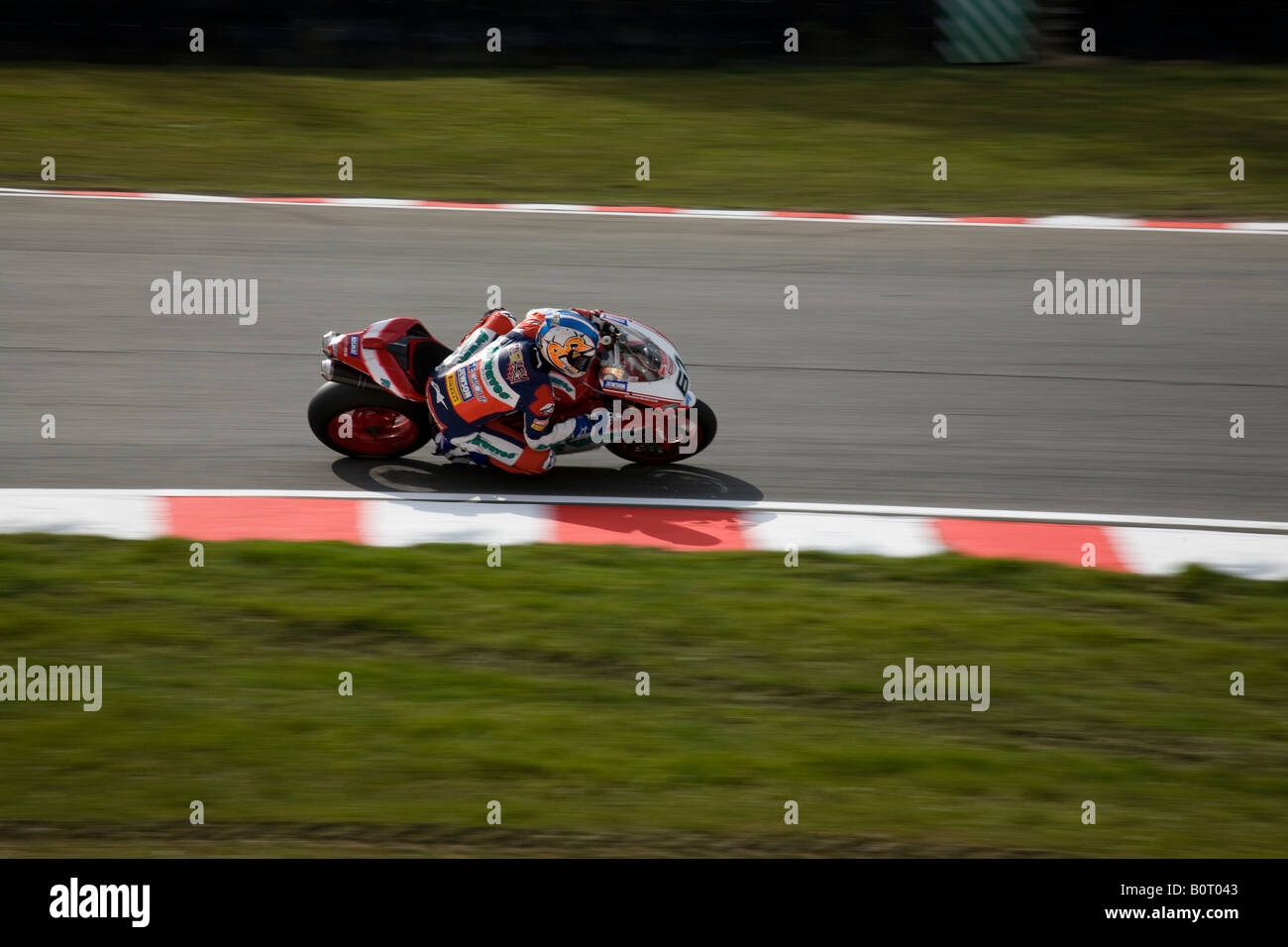 Shane Byrne riding a Ducati in the Bennetts British Superbike Championship, rounds Druid's Bend at Brand's Hatch, Kent, England. Stock Photo