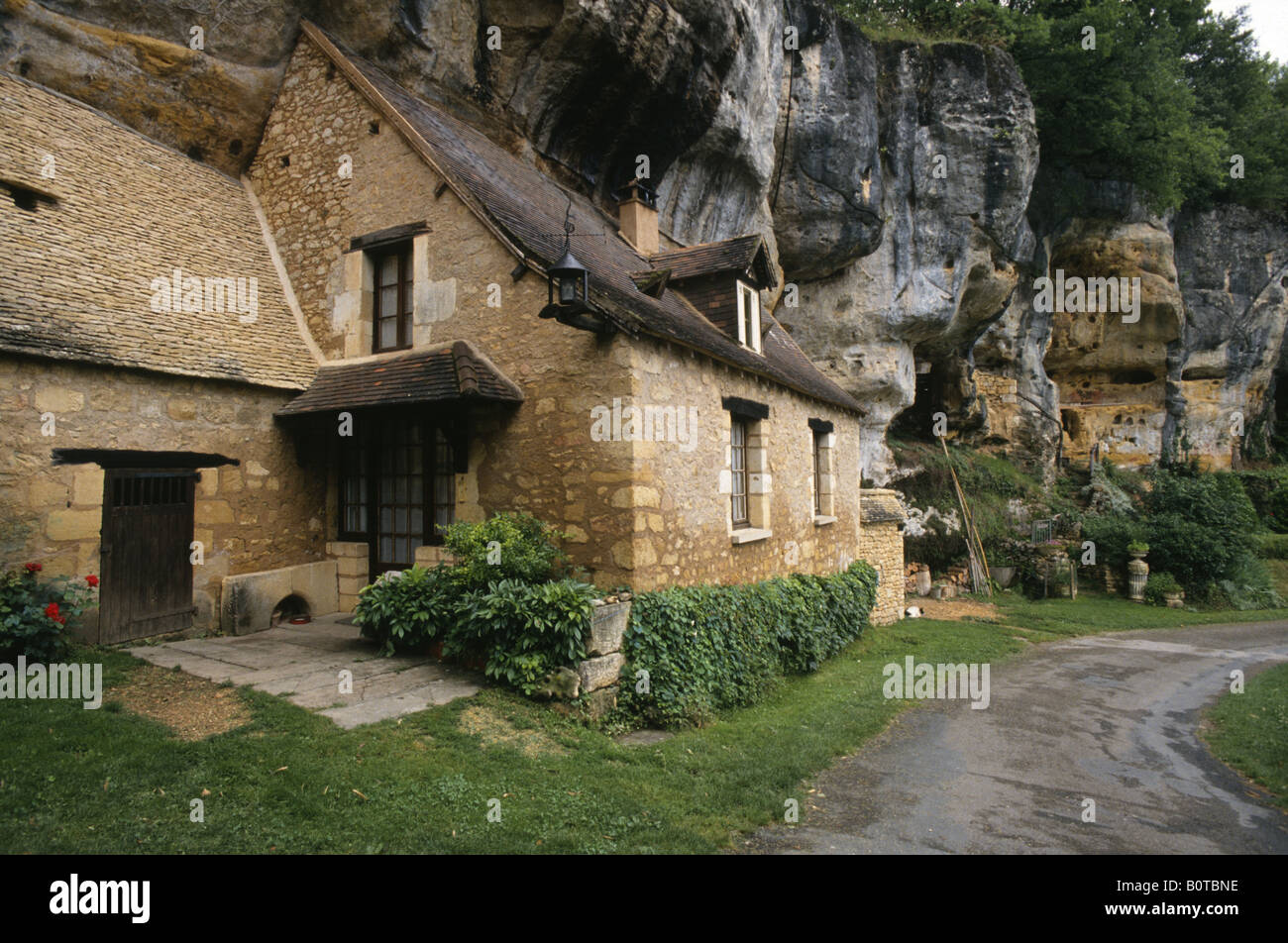 Cave iHousei ibuilti iintoi a icliffi in the town of St Cirq Cave iHousei ibuilti iintoi a icliffi in the town of St Cirq