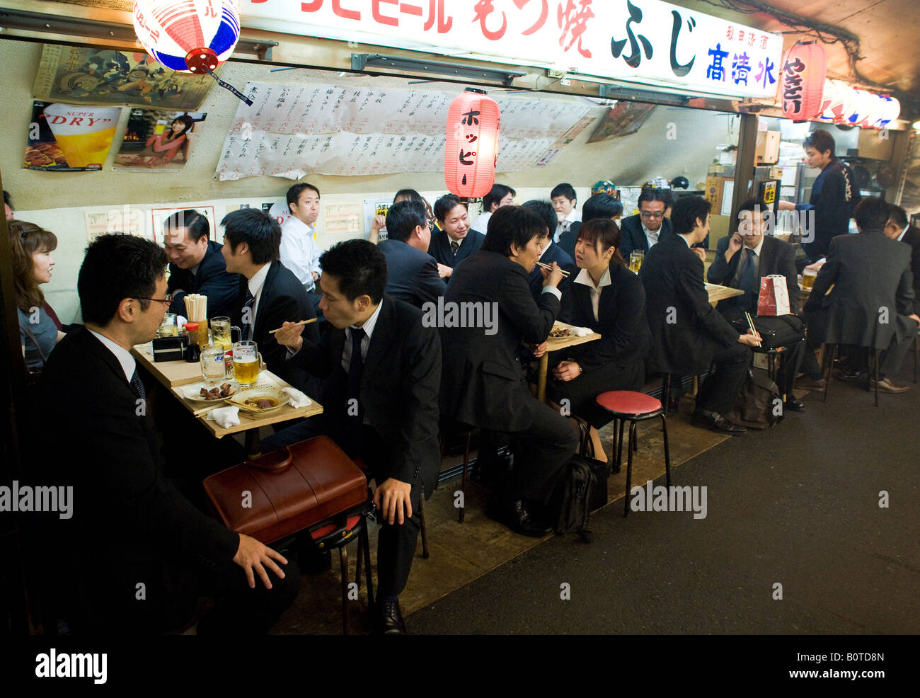 Busy izakaya restaurant under railway tracks at Yurakucho in central Tokyo 2008 Stock Photo