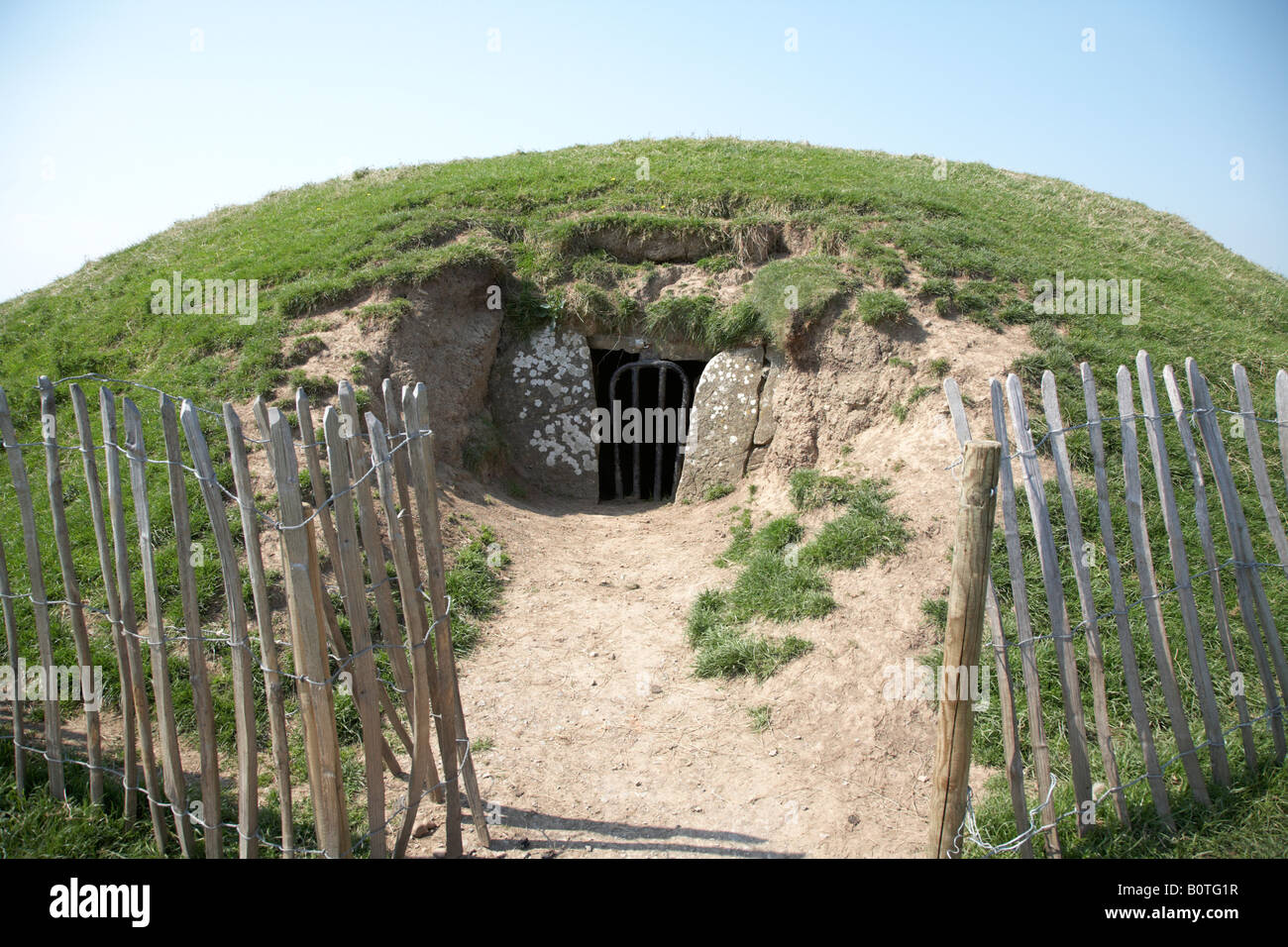 small neolithic passage tomb known as the mound of the hostages on the hill of tara teamhair na ri hill of the king archaeologic Stock Photo