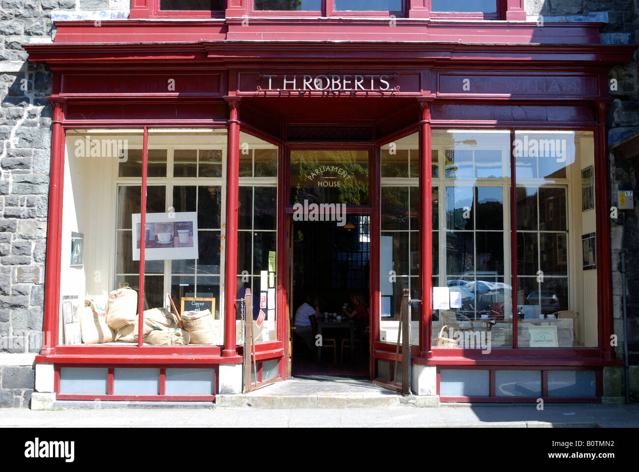 MODERN CAFE BAR IN FORMER RETAINED TRADITIONAL IRONMONGERS SHOP IN DOLGELLAU GWYNEDD WALES Stock Photo