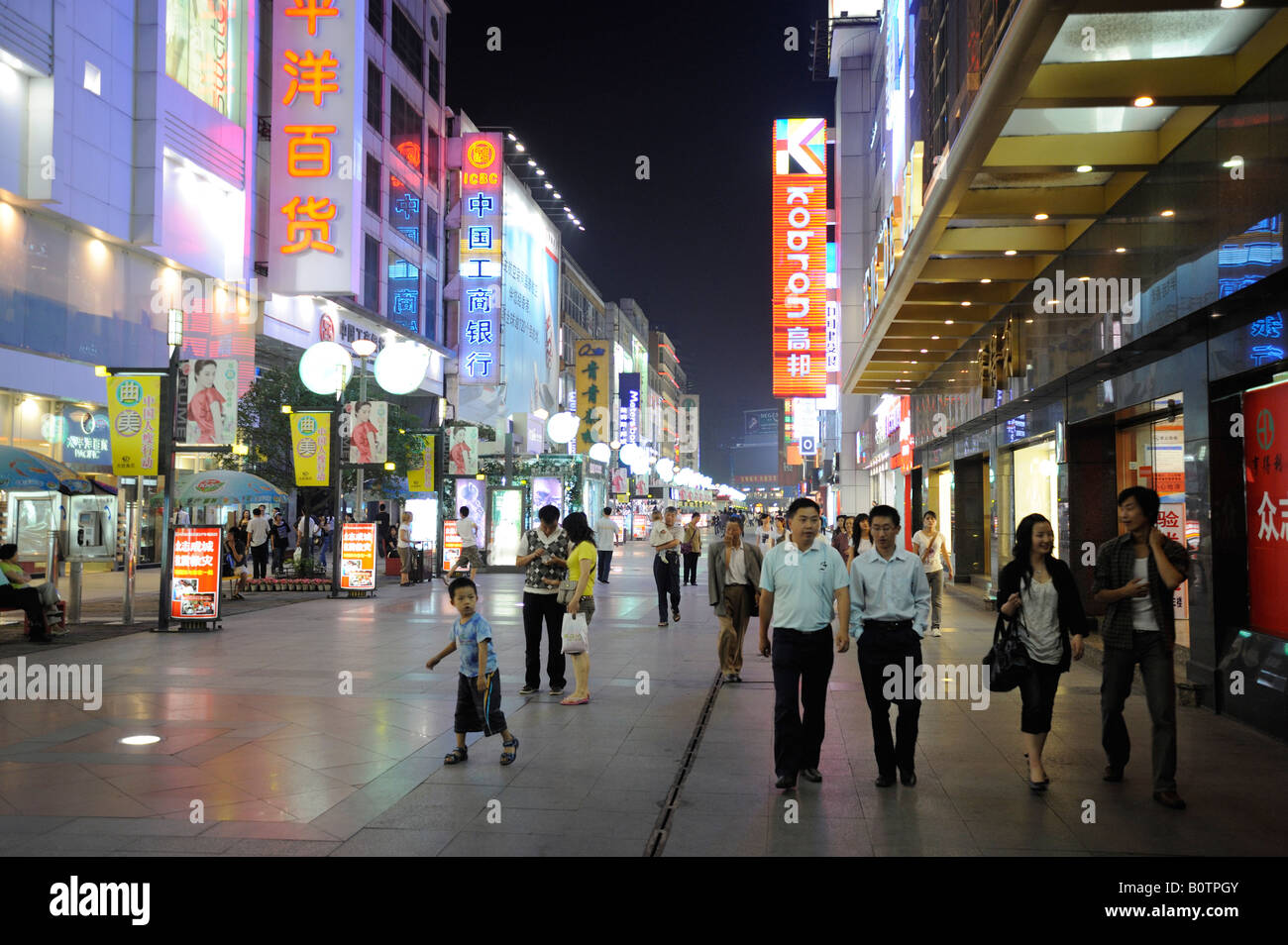 People at Taikoo Li shopping complex in Chengdu Stock Photo - Alamy