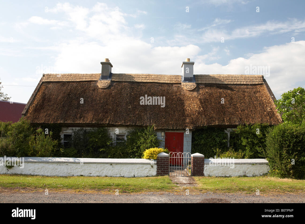 traditional irish thatched cottage by the roadside county sligo republic of ireland Stock Photo