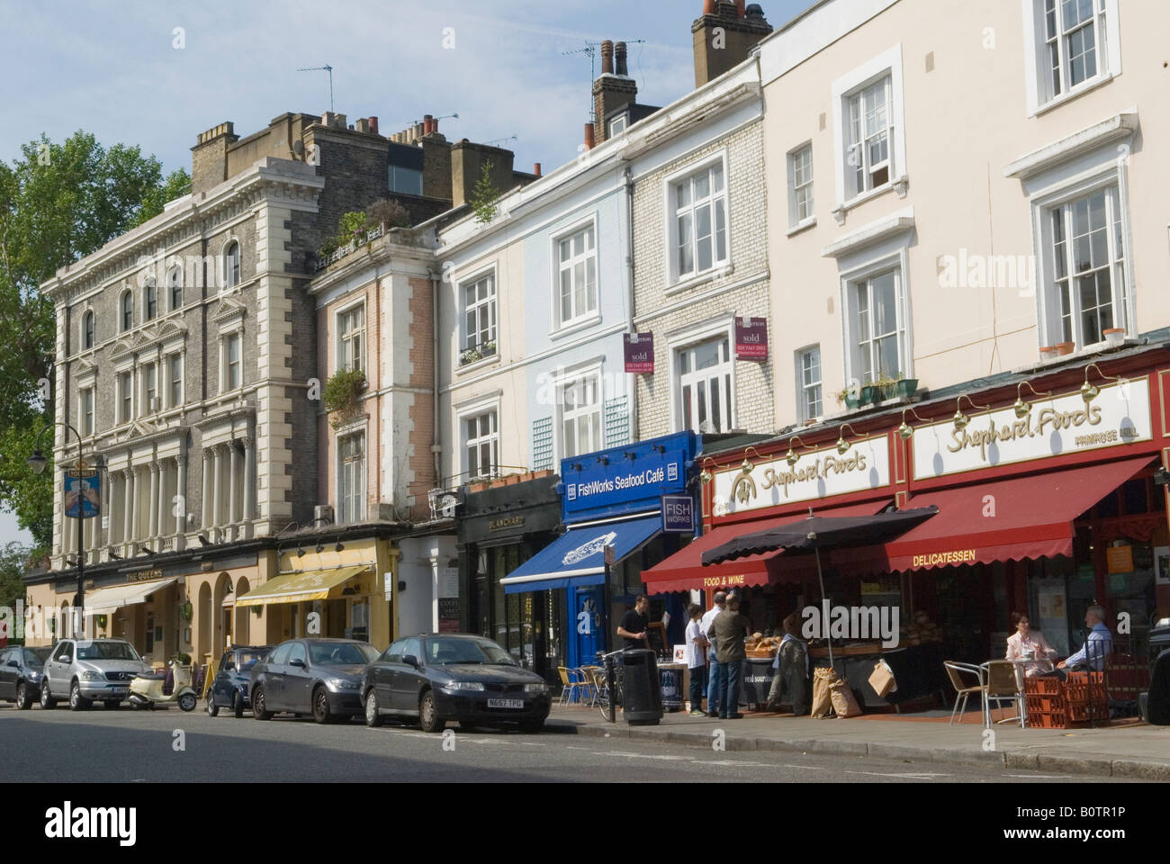 Primrose Hill, Regents Park Road shops and cafe. People enjoying a coffee sitting outside a cafe.London, England, 25th May 2008. HOMER SYKES Stock Photo