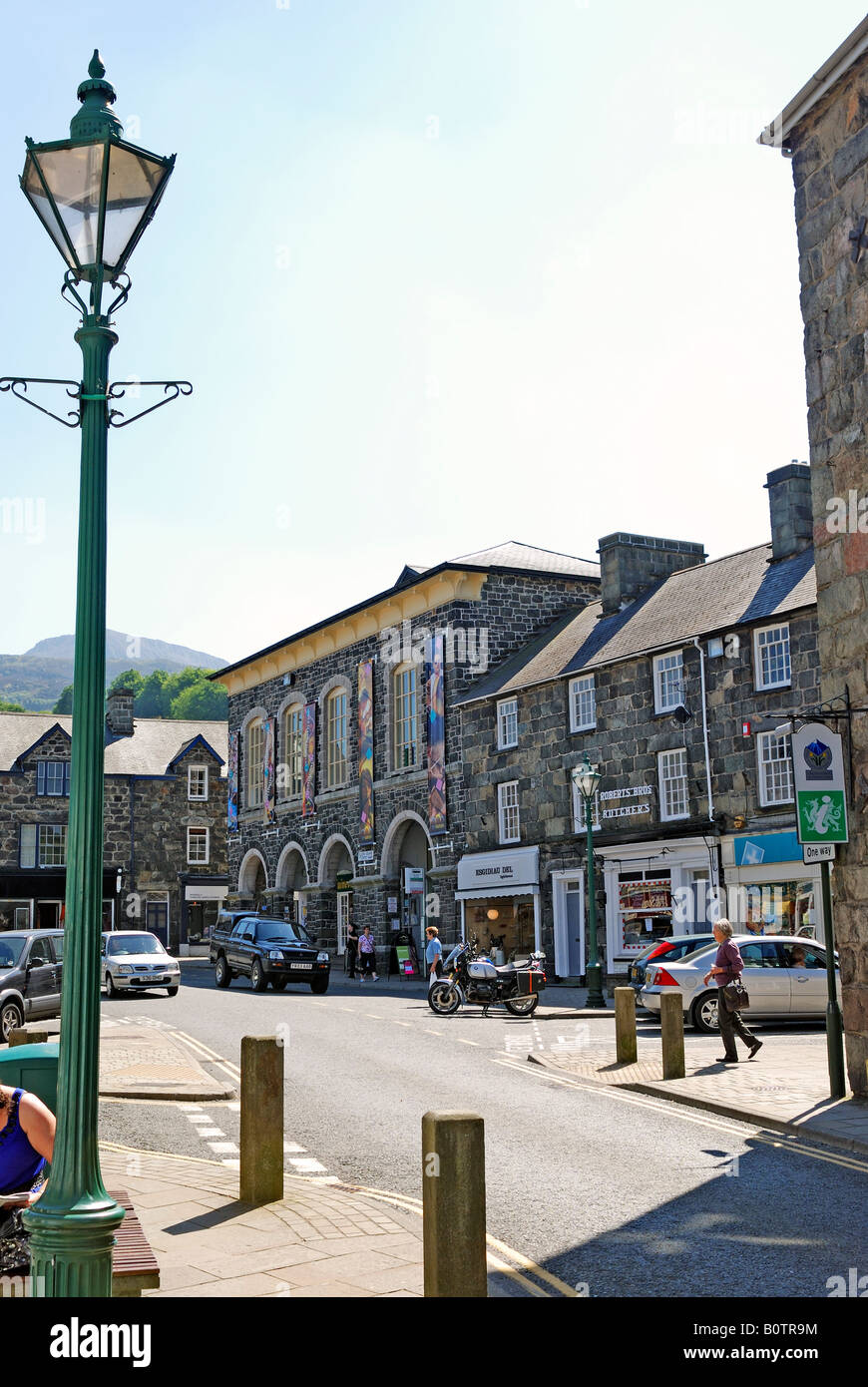 OLD STONE BUILDINGS AND SHOPS IN MARKET SQUARE DOLGELLAU GWYNEDD WALES Stock Photo